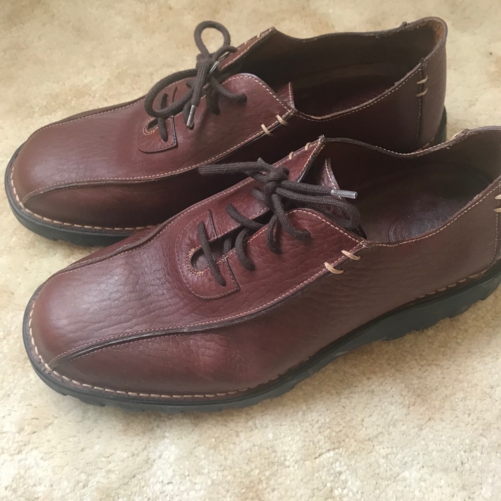 Men’s HS Trask Oxford leather dress shoes.